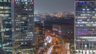 Dubai Uluslararası Finans Bölgesi Hava Gecesi Zamanlaması. İş ve finans kulelerinin panoramik görünümü.