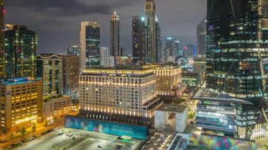 Dubai Uluslararası Finans Bölgesi hava sahasında tüm gece. İş ve finans kulelerinin panoramik görünümü.