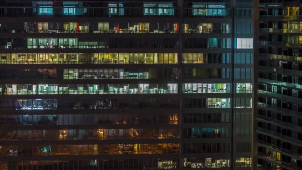 Ventanas de edificios de oficinas noche a día timelapse, la luz de las ventanas de las casas — Vídeo de stock