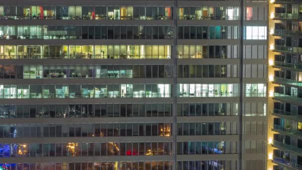 Ventanas de edificios de oficinas por la noche timelapse, la luz de las ventanas de las casas — Vídeos de Stock