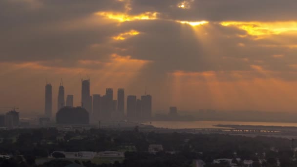 Sonnenaufgang über Dubai Creek Harbor mit Wolkenkratzern und Türmen im Bau — Stockvideo