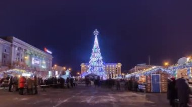 Şehir Merkezi Noel ağacı, özgürlük kare timelapse hyperlapse Kharkov, Ukrayna.