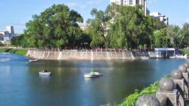 Nehir Kharkiv Maryinsky köprü ve dolgu timelapse genelinde yaya köprüsü