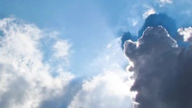 Güzel mavi gökyüzü güneş ışınları ve bulutlar timelapse ile.