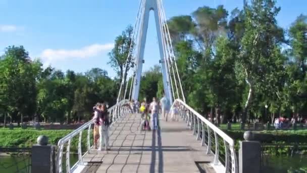 Пешеходный мост через реку Харьков Марьинский мост и набережная — стоковое видео