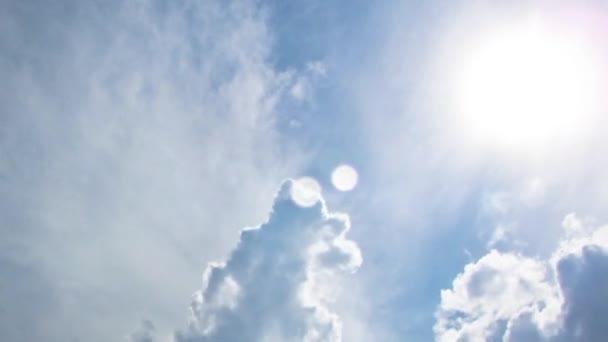 Прекрасне блакитне небо з сонячними променями і хмарами . — стокове відео