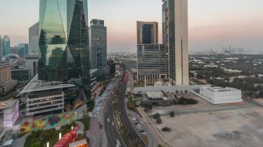 Dubai Uluslararası Finans Bölgesi hava gününden gece saatine. İş yeri kulelerinin panoramik görünümü.