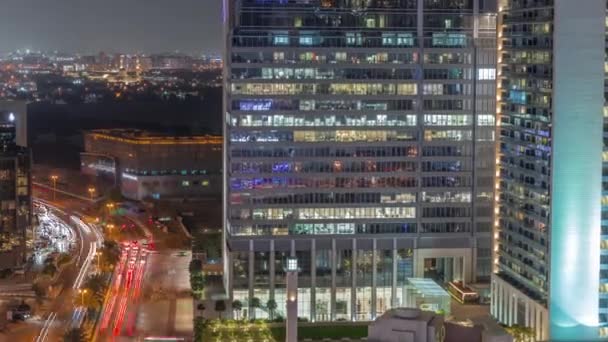 Skyline zicht op het verkeer op Al Saada straat in de buurt van DIFC district nachtelijke tijdspanne in Dubai, Verenigde Arabische Emiraten. — Stockvideo