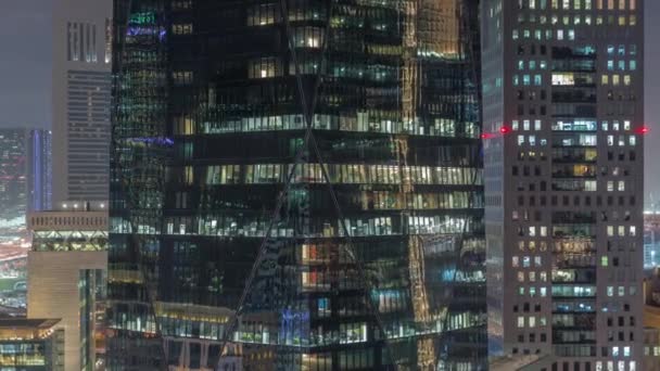Fönster av kontorsbyggnader på natten timelapse, ljuset från fönstren i hus — Stockvideo