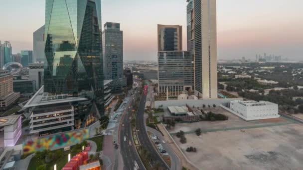 Dubai International Financial distrito aéreo día a noche timelapse. Vista panorámica de las torres de oficinas de negocios. — Vídeos de Stock