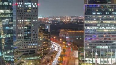 Dubai Uluslararası Finans Bölgesi hava sahasında tüm gece. İş ve finans kuleleri manzarası.