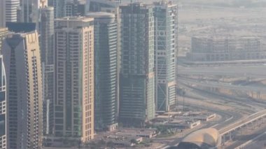 Jumeirah Lakes Kuleleri bölgesinde Şeyh Zayed Yolu boyunca birçok gökdelen var..