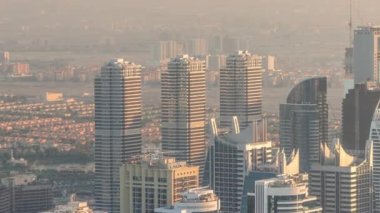 Jumeirah Lakes Kuleleri bölgesinde Şeyh Zayed Yolu boyunca birçok gökdelen var..