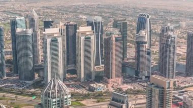 Dubai marina kuleleri, Şeyh Zayed yolu üzerinde metro istasyonuna yakın trafiği olan zaman dilimi..