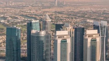 Jumeirah Lakes Kuleleri bölgesinde Şeyh Zayed Yolu boyunca birçok gökdelen var..