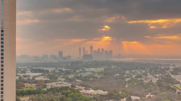 Lever de soleil sur le jardin dans le quartier de Zabeel avec des gratte-ciel sur un fond aérien timelapse à Dubaï, Émirats arabes unis — Video