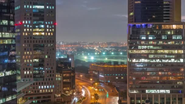 Dubaj Mezinárodní finanční okrsek leteckou noc co den. Pohled na obchodní kancelářské věže. — Stock video