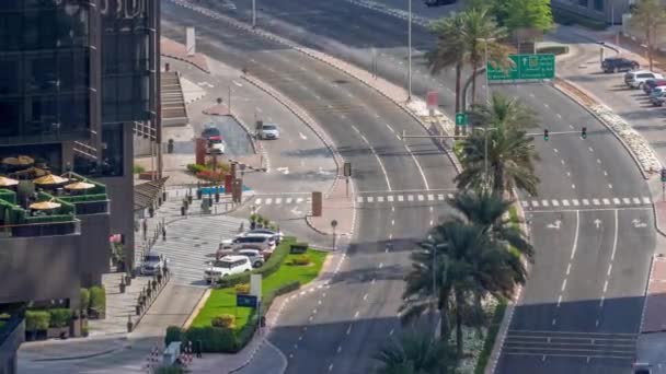 Skyline zicht op het verkeer op Al Saada straat in de buurt van DIFC district timelapse in Dubai, Verenigde Arabische Emiraten. — Stockvideo