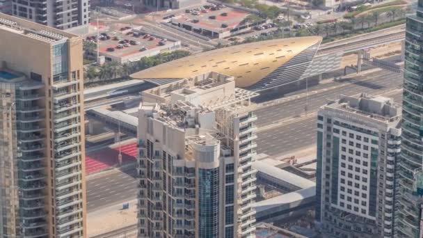 Dubai jachthaven torens met verkeer op Sheikh Zayed weg in de buurt van metrostation timelapse. — Stockvideo