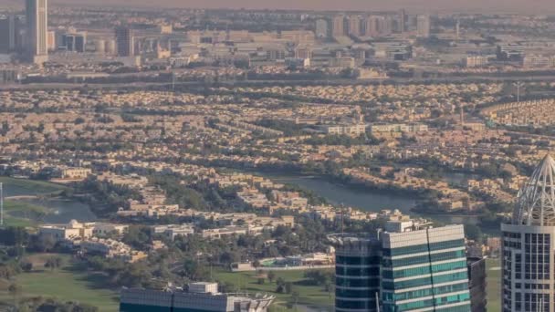 Casas y villas en Islas Jumeirah Distrito comunitario con la parte superior de los rascacielos JLT timelapse — Vídeo de stock