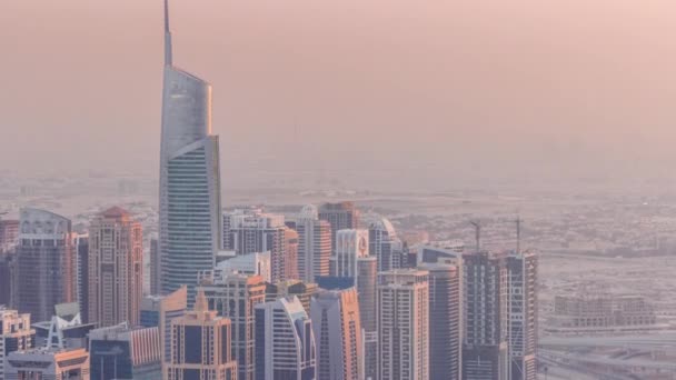 Jumeirah Lakes Towers distrito com muitos arranha-céus ao longo Sheikh Zayed Road cronometragem aérea. — Vídeo de Stock