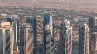 Jumeirah Lakes Kuleleri bölgesinde Şeyh Zayed Yolu boyunca birçok gökdelen var..