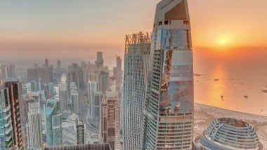 Dubai Marina kıyı şeridi boyunca gökdelenlerle çevrili yapay bir kanalı gösteriyor. Dubai, BAE