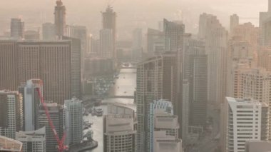 Dubai Marina 'nın Skyline panoramik görüntüsü kıyı şeridi boyunca gökdelenlerle çevrili yapay bir kanal gösteriyor. Dubai, BAE