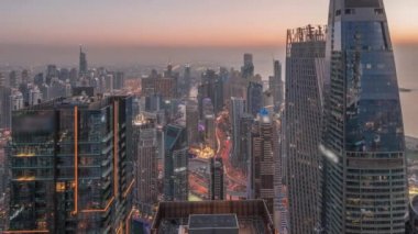 Dubai Marina 'nın ufuk çizgisi panoramik görüntüsü kıyı şeridi boyunca gün boyunca gökdelenlerle çevrili kanalı gösteriyor. Dubai, BAE