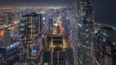 Dubai Marina 'nın Skyline panoramik görüntüsü kıyı şeridi boyunca gökdelenlerle çevrili kanalı gösteriyor. Dubai, BAE