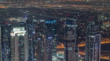 Jumeirah Lakes Kuleleri bölgesi Sheikh Zayed Yolu boyunca birçok gökdeleni var..