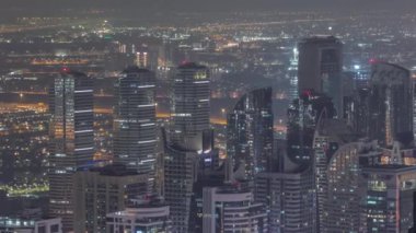 Jumeirah Lakes Kuleleri bölgesi Sheikh Zayed Yolu boyunca birçok gökdeleni var..
