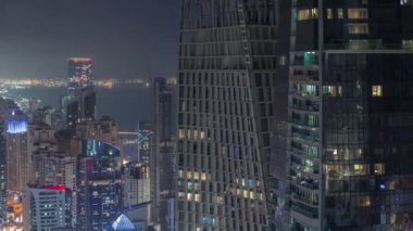 JBR ve Dubai Marina gökdelenlerinin ve lüks binaların havadan görüntüsü.