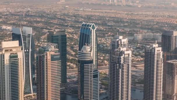 Jumeirah Lakes Towers distretto con molti grattacieli lungo Sheikh Zayed Road timelapse aerea. — Video Stock