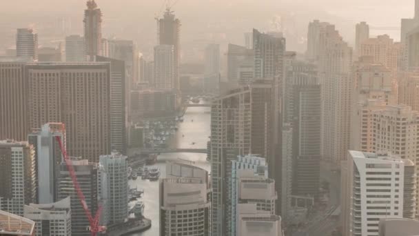 Skyline vista panoramica di Dubai Marina mostrando un canale artificiale circondato da grattacieli lungo la timelapse litorale. DUBAI, EAU — Video Stock