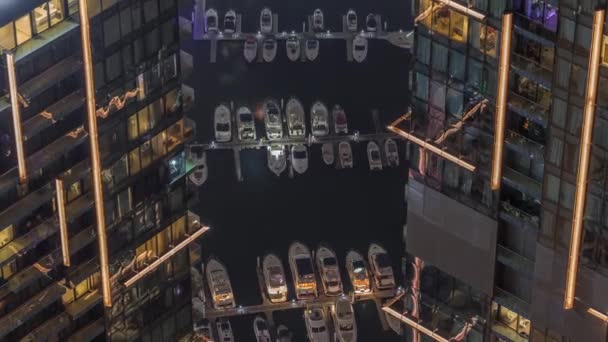 Pohled dolů pohled perspektiva na noc zvýraznil luxus Dubai Marina mrakodrapy noční timelapse, Dubaj, Spojené arabské emiráty — Stock video