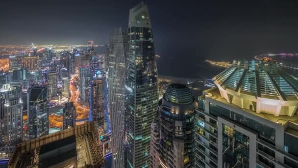 Vista aerea dei grattacieli JBR e Dubai Marina e edifici di lusso timelapse notte dall'alto — Video Stock