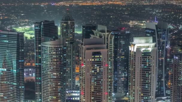 Jumeirah jezer Towers okres s mnoha mrakodrapy podél Sheikh Zayed Road letecké noci timelapse. — Stock video