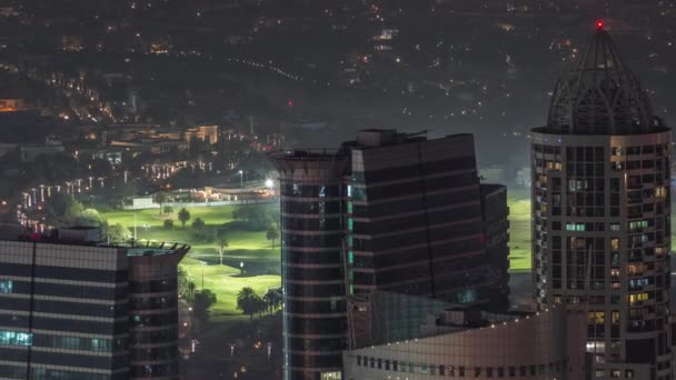 シェイク・ザイド・ロードに沿って多くの高層ビルが建ち並ぶジュメイラ・レイクス・タワーズ地区空中夜のタイムラプス. — ストック動画