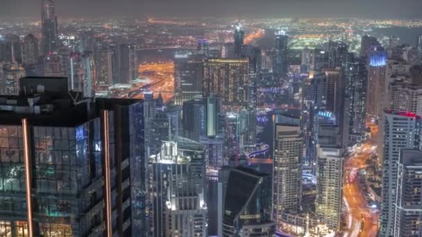 Vista panorâmica da Marina do Dubai mostrando canal cercado por arranha-céus ao longo da linha do tempo da noite na costa. DUBAI, EAU — Vídeo de Stock