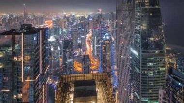 Dubai Marina 'nın Skyline panoramik görüntüsü tüm gece boyunca kıyı şeridi boyunca gökdelenlerle çevrili kanalı gösteriyor. Dubai, BAE
