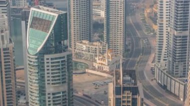 Dubai Marina 'nın Skyline görüntüsü kıyı şeridi boyunca gökdelenlerle çevrili yapay bir kanal gösteriyor. Dubai, BAE