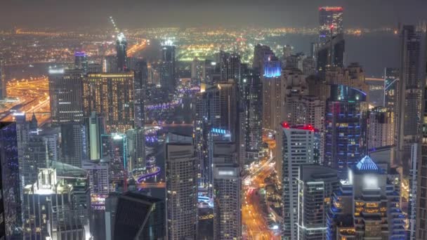 迪拜码头的天际线图显示了通宵沿着海岸线被摩天大楼环绕的运河。DUBAI，阿联酋 — 图库视频影像