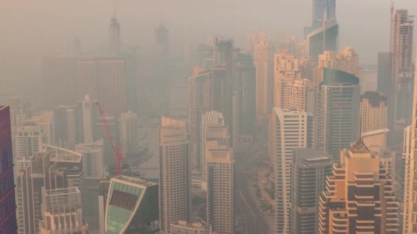 Skyline panoramisch uitzicht op Dubai Marina met een kunstmatig kanaal omgeven door wolkenkrabbers langs de kustlijn timelapse. DUBAI, Verenigde Arabische Emiraten — Stockvideo