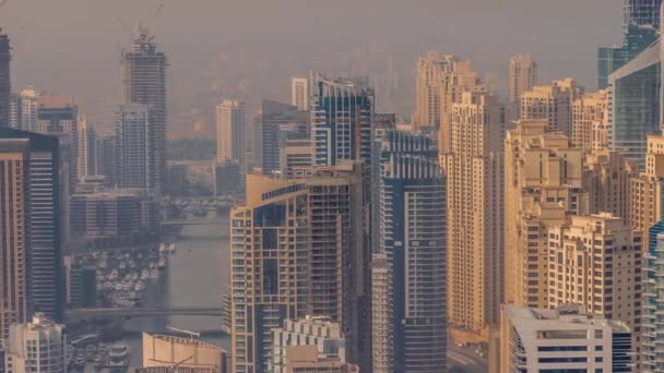 Vue panoramique Skyline de Dubai Marina montrant un canal artificiel entouré de gratte-ciel le long du littoral timelapse. DUBAI, EAU — Video