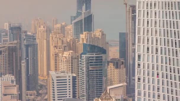 Flygfoto över JBR och Dubai Marina skyskrapor och lyxbyggnader timelapse från ovan — Stockvideo