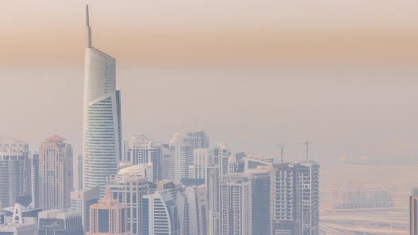 Περιοχή Jumeirah Lakes Towers με πολλούς ουρανοξύστες κατά μήκος Sheikh Zayed Road εναέρια timelapse. — Αρχείο Βίντεο