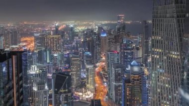 Dubai Marina 'nın Skyline panoramik görüntüsü kıyı şeridi boyunca gökdelenlerle çevrili kanalı gösteriyor. Dubai, BAE