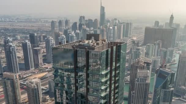 Dubai Marina och JLT distrikt med trafik på motorvägen mellan skyskrapor antenn timelapse. — Stockvideo