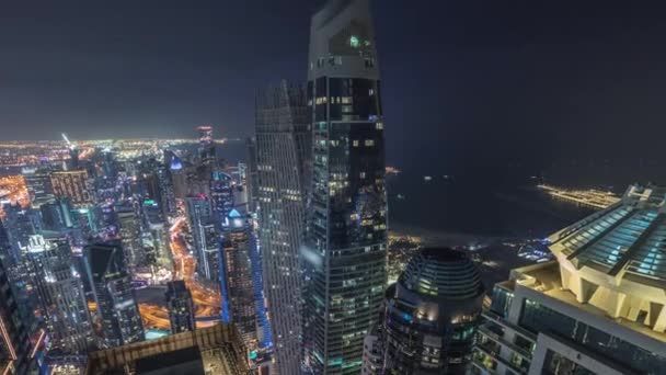 Vista aérea de arranha-céus JBR e Dubai Marina e edifícios de luxo noite timelapse de cima — Vídeo de Stock
